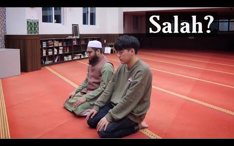 Daud Kim Learns How to Perform Prayer